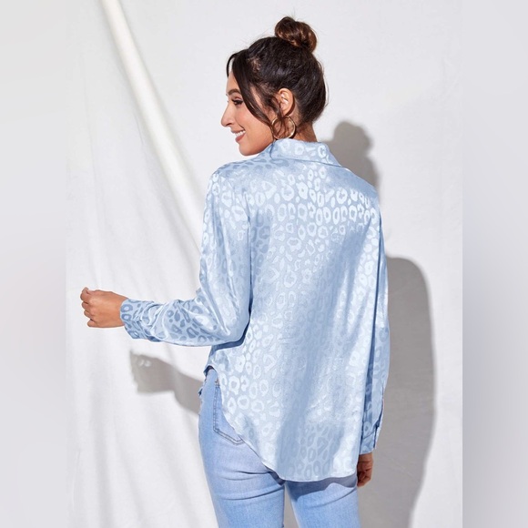 LAST CHANCE - Light blue button up blouse with subtle leopard print - Picture 5 of 8